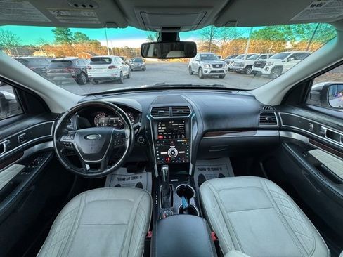 Used 2017 Ford Explorer Platinum image 18
