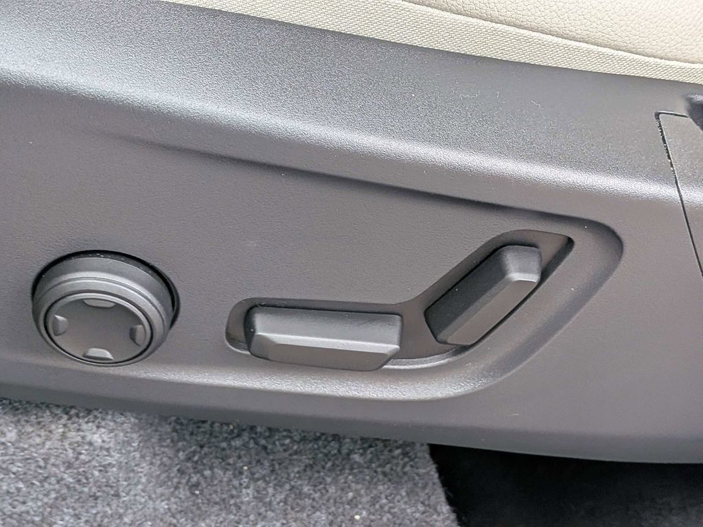 Certified 2026 Volvo XC40 B5 Plus AWD/4WD image 20