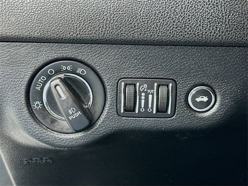 Used 2017 Chrysler 300 C w/ Safetytec Plus Group image 10