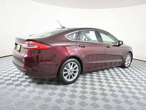 Used 2017 Ford Fusion SE w/ Fusion SE Technology Package FWD image 6