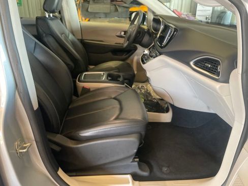 Used 2024 Chrysler Pacifica Touring-L FWD image 16