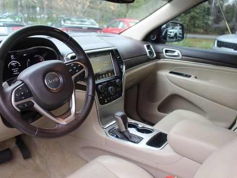 Used 2017 Jeep Grand Cherokee Overland image 15
