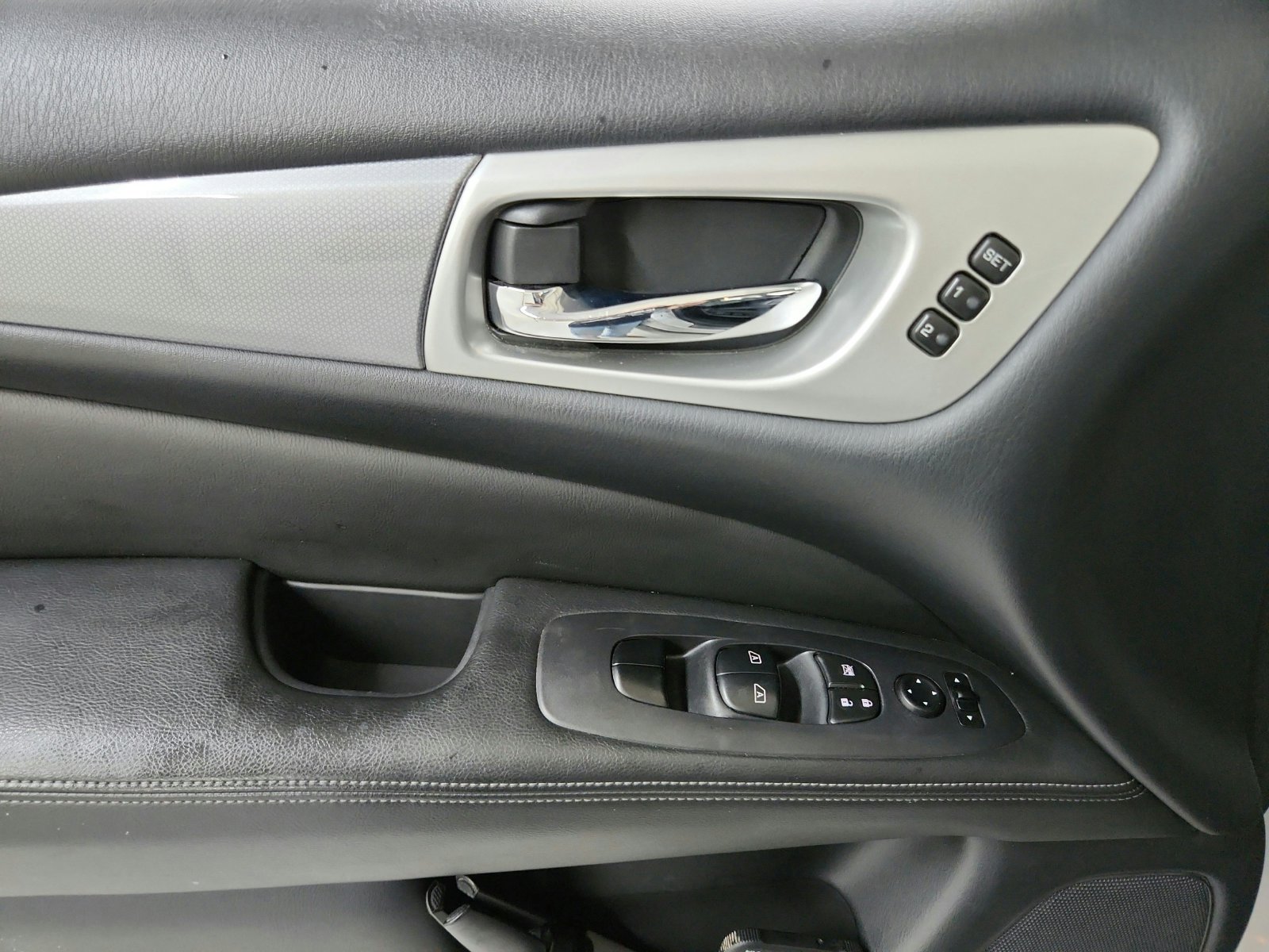 Used 2019 Nissan Pathfinder SL AWD/4WD image 16