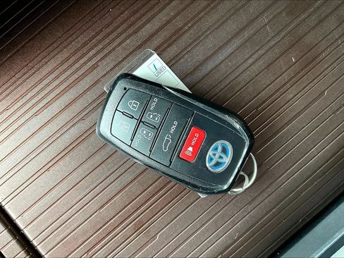 Used 2022 Toyota Sienna XLE w/ XLE Plus Package FWD image 29