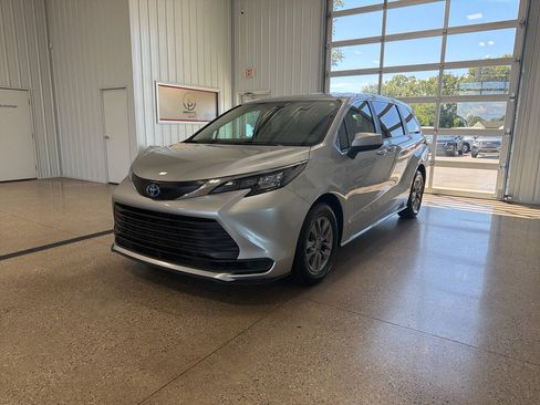 Used 2024 Toyota Sienna LE AWD/4WD image 2