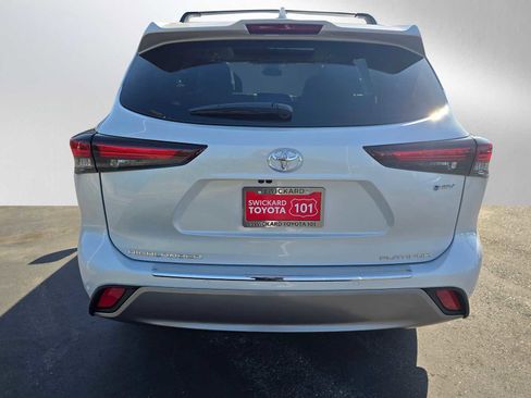 New 2026 Toyota Highlander Platinum image 4