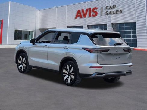 Used 2025 Mitsubishi Outlander SE FWD image 9