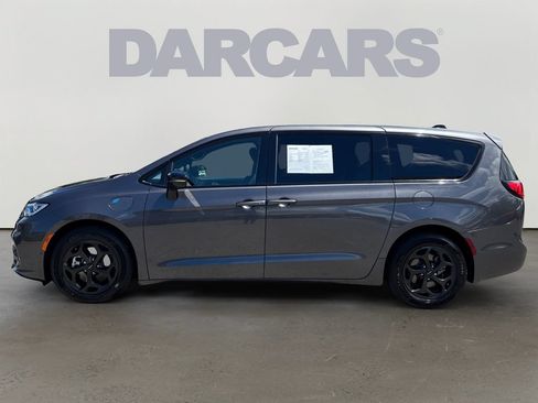 Used 2023 Chrysler Pacifica Limited w/ Uconnect Theater Family Group FWD image 4