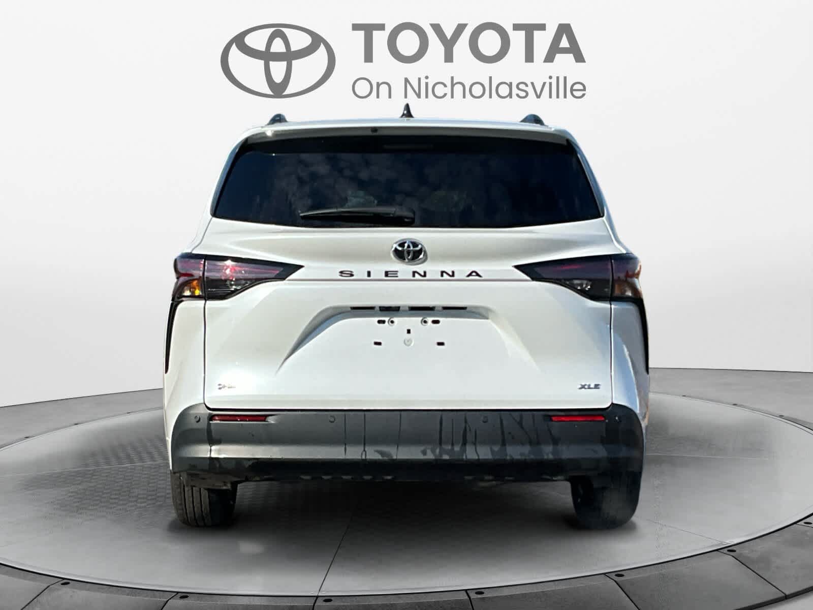 Used 2026 Toyota Sienna XLE FWD image 4