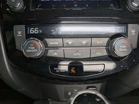 Used 2018 Nissan Rogue SV w/ Premium Package image 30