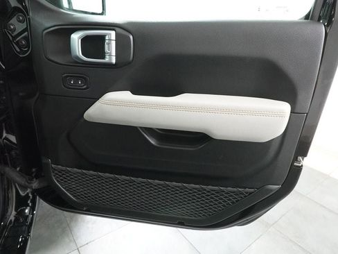 Used 2021 Jeep Wrangler Unlimited Sahara image 32