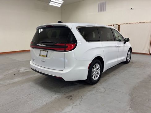 Used 2023 Chrysler Pacifica Touring-L image 8