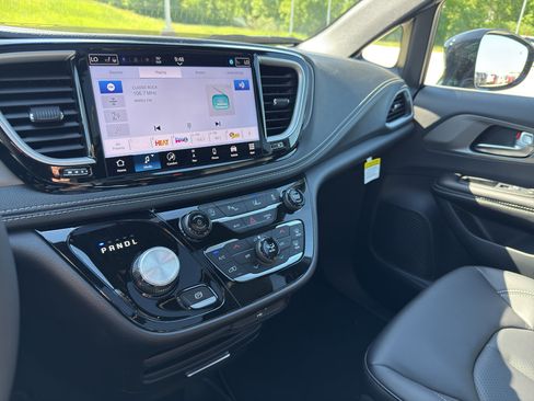 New 2027 Chrysler Pacifica Select AWD/4WD image 21