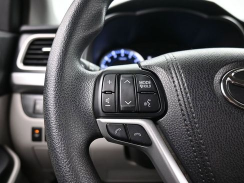 Used 2018 Toyota Highlander LE AWD/4WD image 50