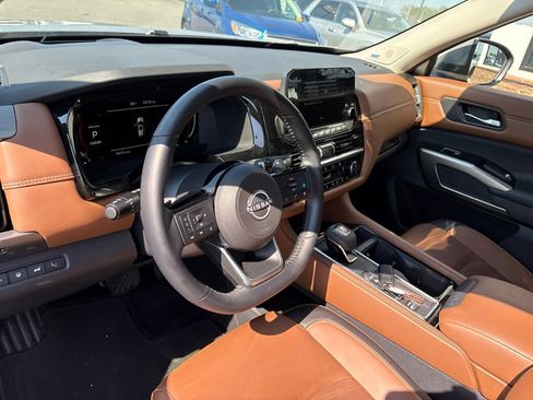 Used 2025 Nissan Pathfinder Platinum w/ Cargo Package FWD image 4