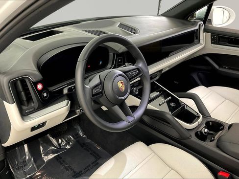 Used 2024 Porsche Cayenne AWD/4WD image 16