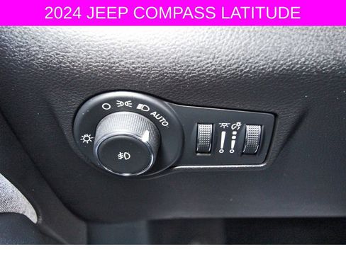 Used 2024 Jeep Compass Latitude image 17
