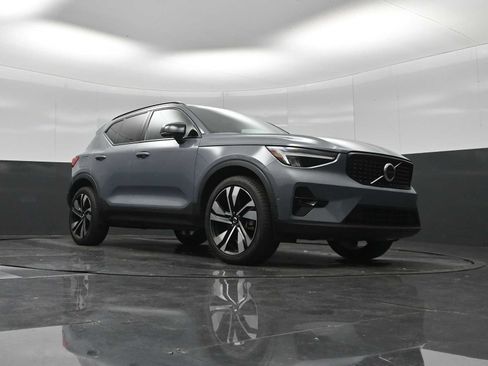 Used 2023 Volvo XC40 B5 Plus w/ Driver Assist Package AWD/4WD image 39