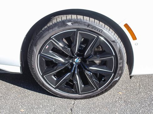 Used 2025 BMW 740i w/ Premium Package image 9