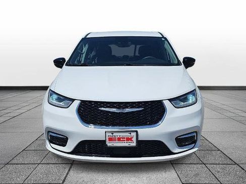 Used 2024 Chrysler Pacifica Touring-L FWD image 2