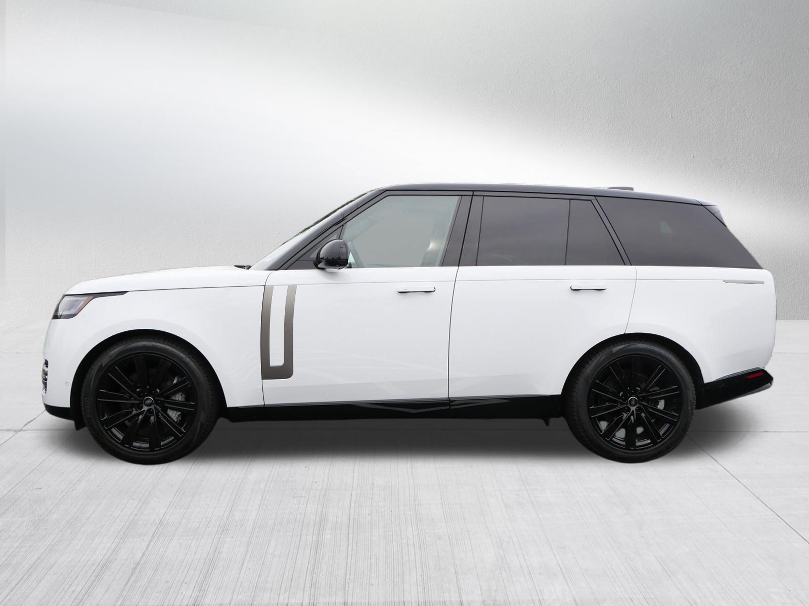 Used 2025 Land Rover Range Rover SE AWD/4WD image 2