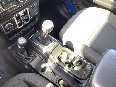 Used 2022 Jeep Gladiator Sport AWD/4WD image 18
