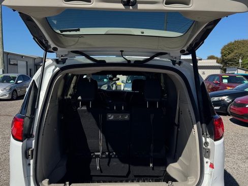 Used 2019 Chrysler Pacifica Touring-L image 17