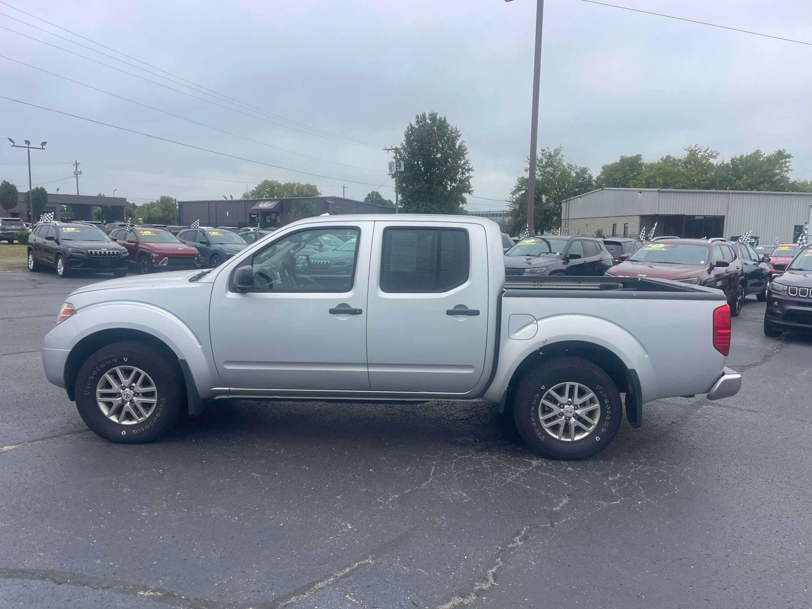 Used 2016 Nissan Frontier SV w/ SV Value Truck Package AWD/4WD image 4