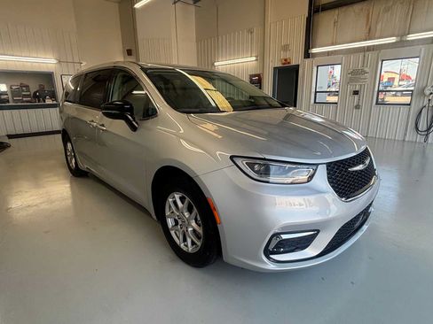 Used 2024 Chrysler Pacifica Touring-L FWD image 4