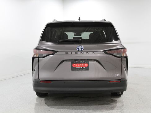Used 2024 Toyota Sienna XLE image 19