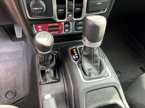 Used 2025 Jeep Wrangler Unlimited Rubicon AWD/4WD image 28