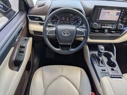 Used 2020 Toyota Highlander XLE AWD/4WD image 16