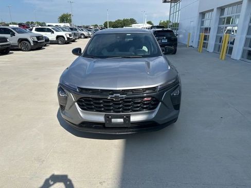 Used 2024 Chevrolet Trax RS w/ Sunroof Package FWD image 8