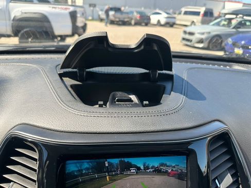 Used 2019 Jeep Cherokee Limited image 22