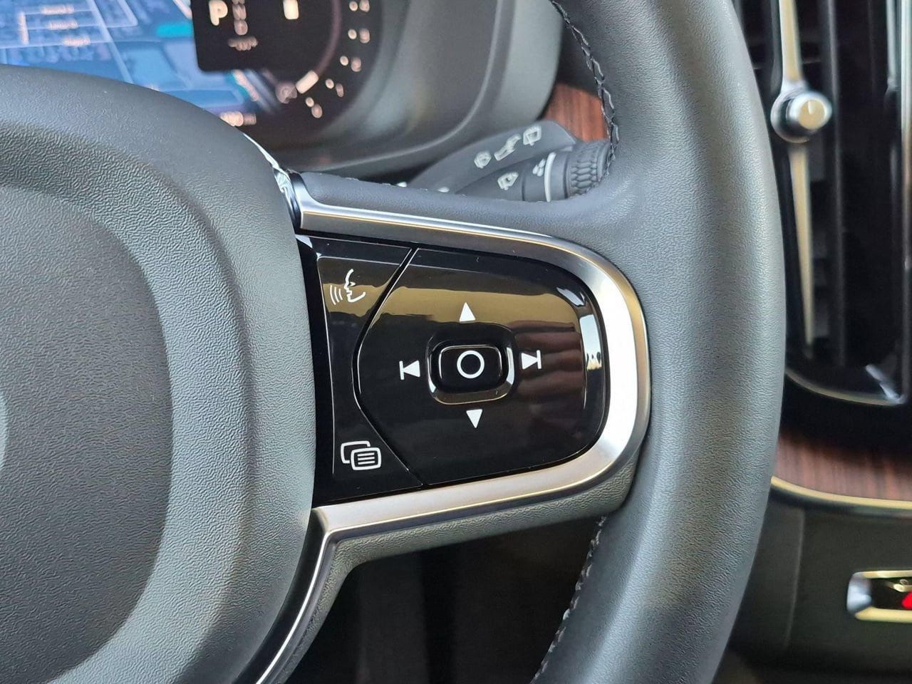 Certified 2024 Volvo XC60 B5 Plus AWD/4WD image 15