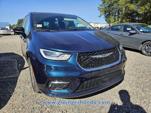 Used 2024 Chrysler Pacifica Touring-L image 4