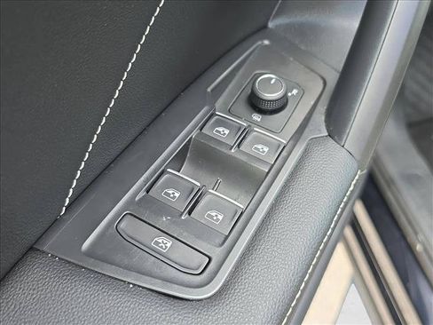 Used 2022 Volkswagen Tiguan SE w/ Panoramic Sunroof Package FWD image 8