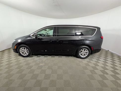 Used 2023 Chrysler Pacifica Touring-L FWD image 17