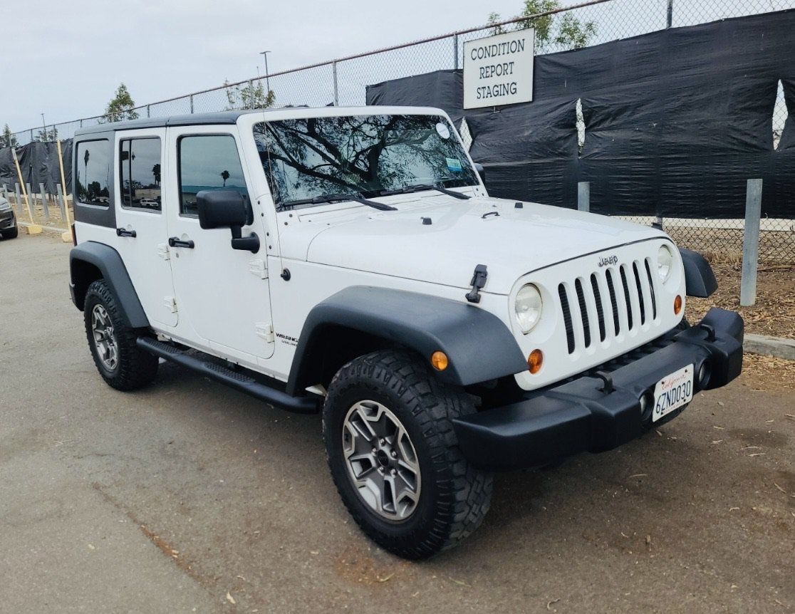 Used 2013 Jeep Wrangler Unlimited Rubicon w/ Connectivity Group AWD/4WD image 7
