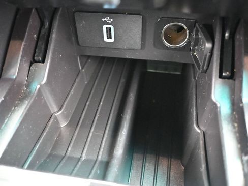 Used 2017 Ford Explorer XLT w/ Equipment Group 202A FWD image 18
