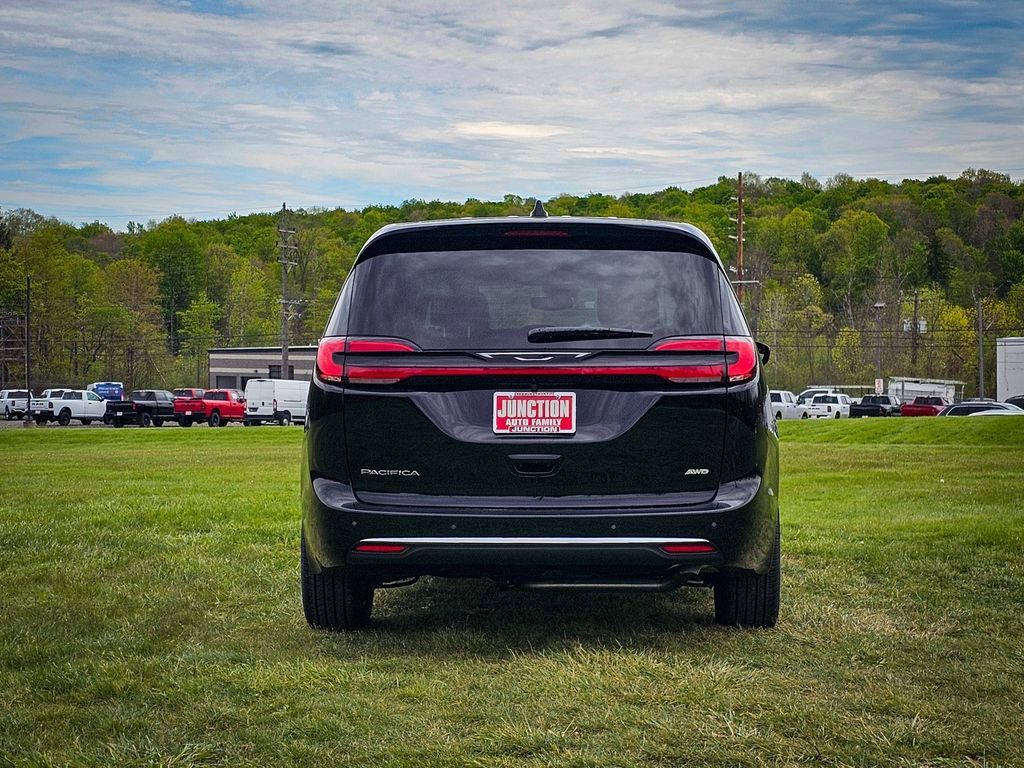 New 2027 Chrysler Pacifica Select AWD/4WD image 4