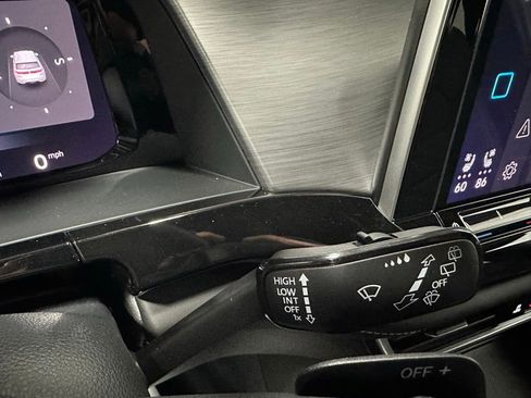 Used 2025 Volkswagen Atlas Cross Sport SE image 23