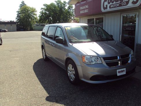 Used 2018 Dodge Grand Caravan SE w/ UConnect Hands-Free Group FWD image 2