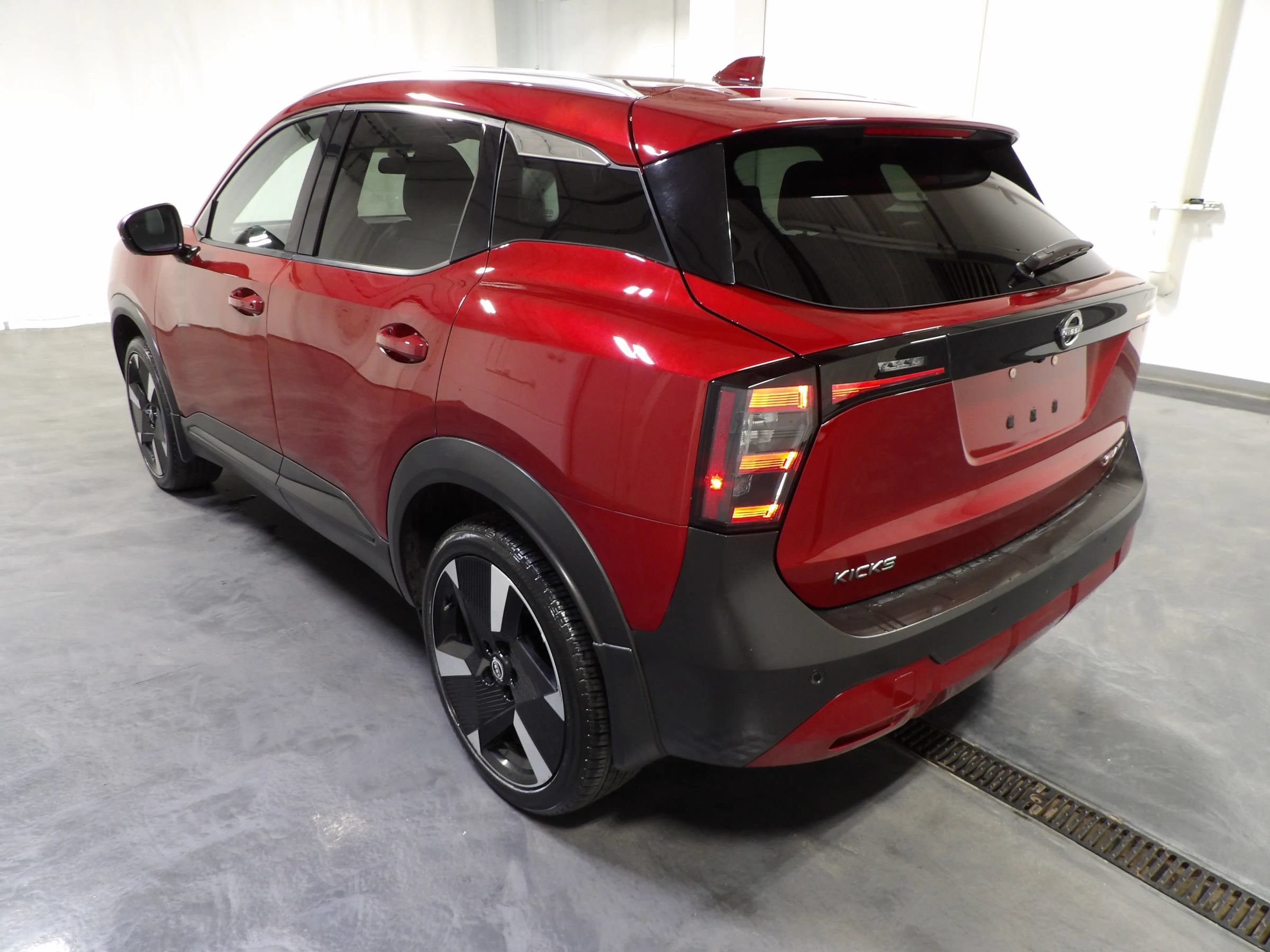 Used 2025 Nissan Kicks SR AWD/4WD image 7