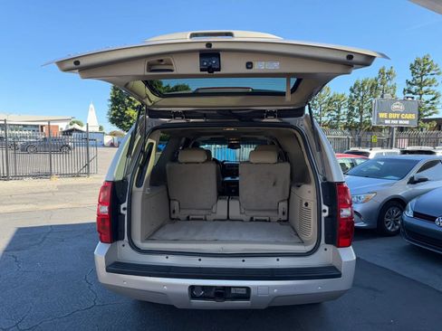 Used 2007 Chevrolet Suburban LT w/ LT Preferred Equipment Group AWD/4WD image 17