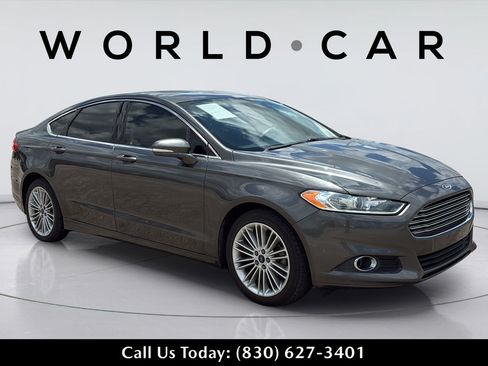 Used 2016 Ford Fusion SE w/ Equipment Group 202A FWD image 2