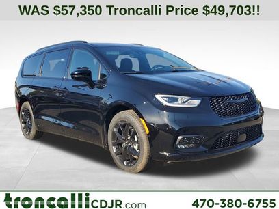 New 2026 Chrysler Pacifica Limited w/ Uconnect Theater Family Group