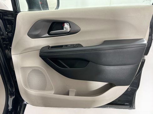 Used 2023 Chrysler Pacifica Touring-L FWD image 31