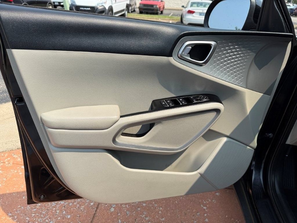 Used 2023 Kia Soul LX FWD image 9