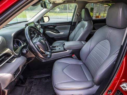 Used 2022 Toyota Highlander XLE AWD/4WD image 40